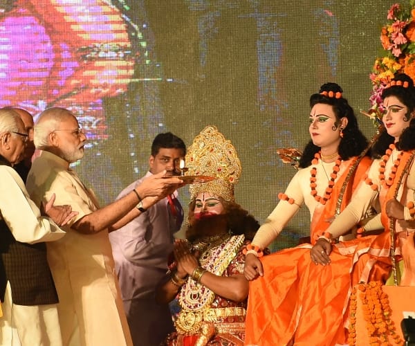 modi worships ram in ramleela