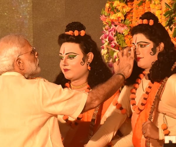 modi worships ram in ramleela