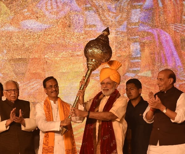 narendra modi in lucknow pics.