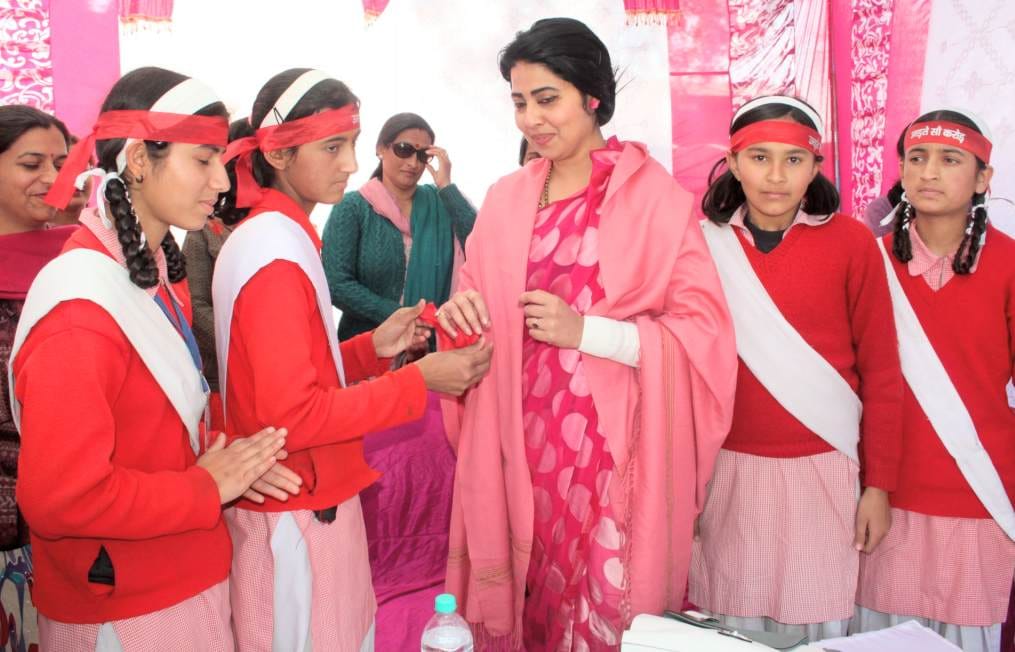 SP Soumya Sambasivan giving training to school & college girls to fight against eve teasing