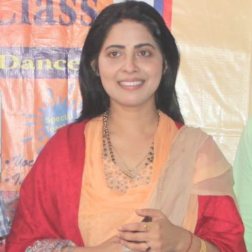 SP Soumya Sambasivan giving training to school & college girls to fight against eve teasing