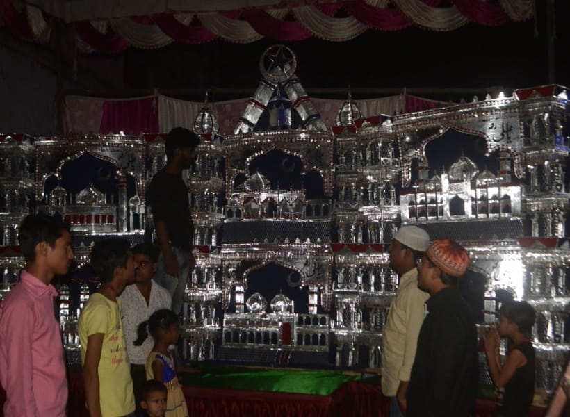 hajarat imaam husain kee yaad mein rakhe taajie