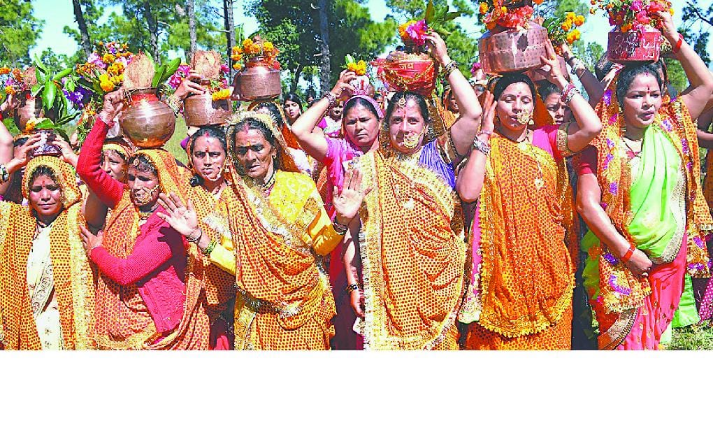 The women took the urn in regional costumes trip