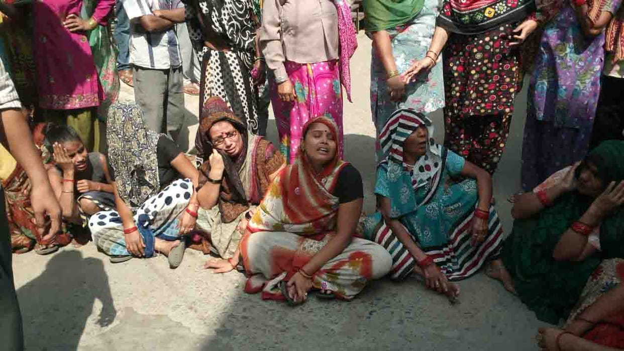 3.20 lakh robbed  in post office, guards killed