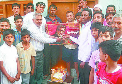 Good thinkers Kekdha celebrated film star Amitabh Bachchan's birthday cake cutting
