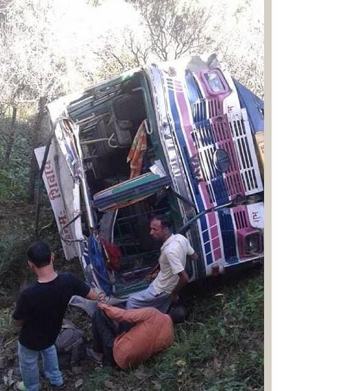 private bus fall in deep, one died, eight injured