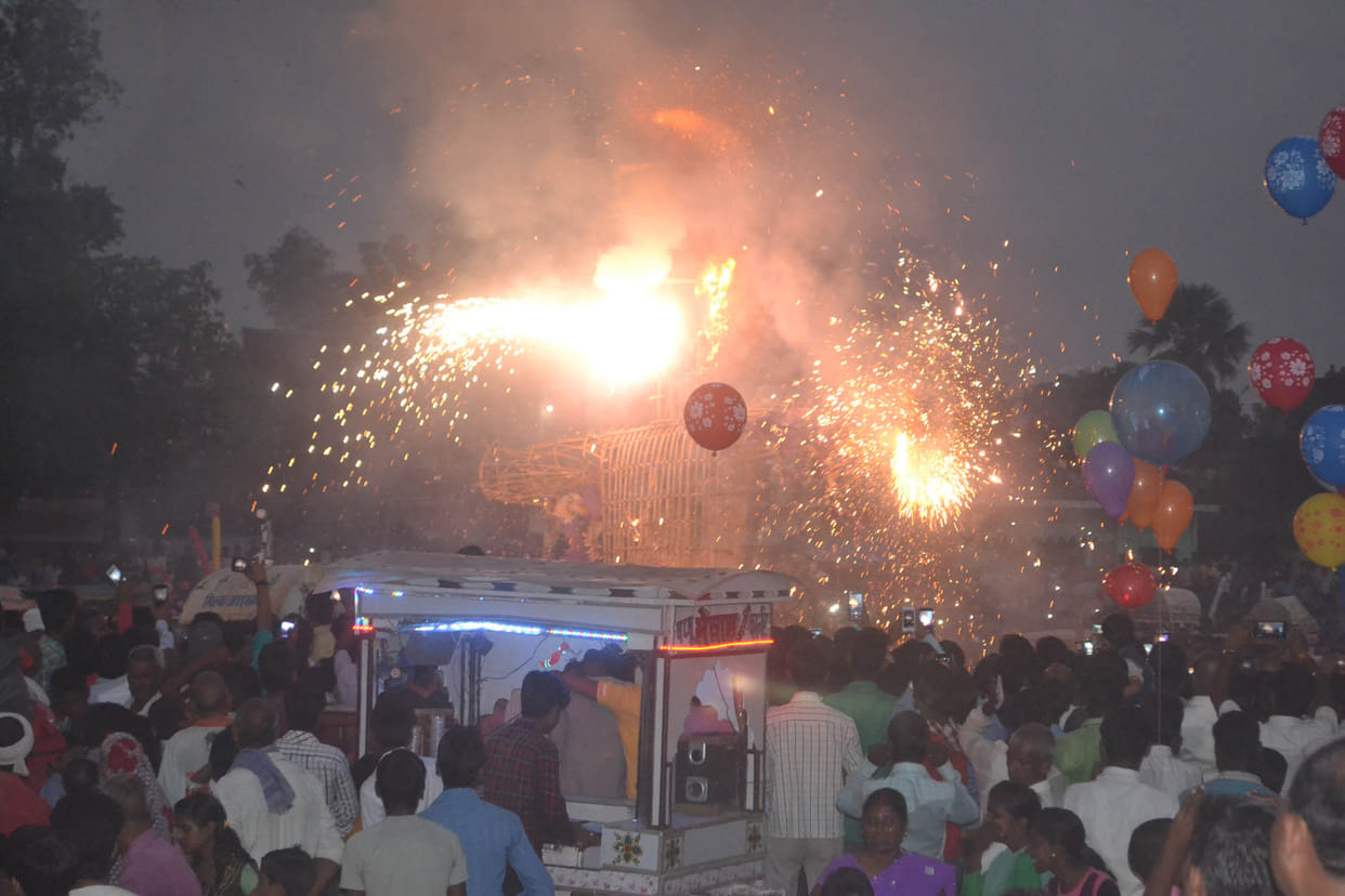 pople burnt rawan effigy