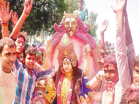Abir-Gulal blow fiercely, took plenty Jaykare