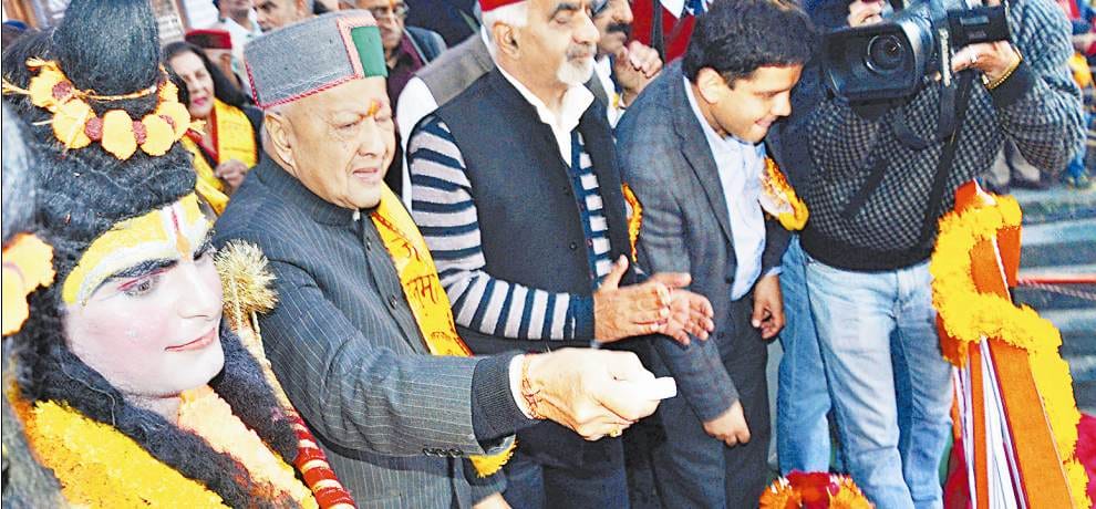 Cm virbhadra singh turn angry while burning effigy of ravana