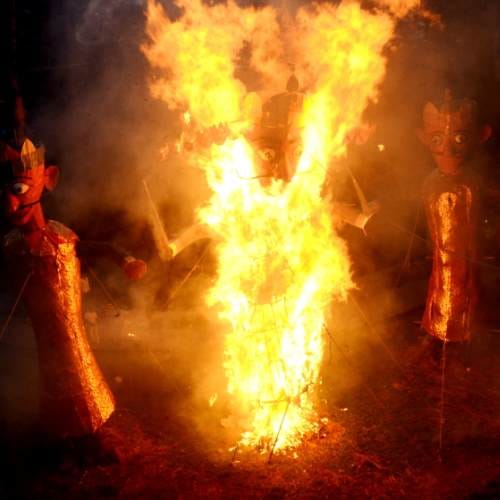 Cm virbhadra singh turn angry while burning effigy of ravana