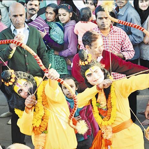 Cm virbhadra singh turn angry while burning effigy of ravana