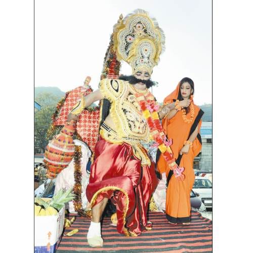 Cm virbhadra singh turn angry while burning effigy of ravana