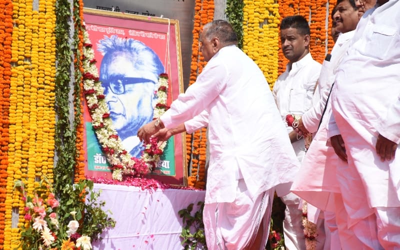 mulayam singh pays tribute to ram manohar lohia