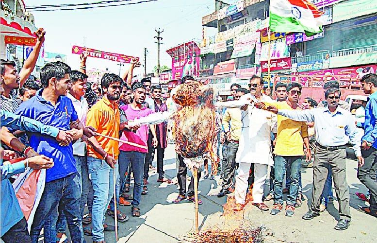 Rahul, Kejriwal burnt effigies of