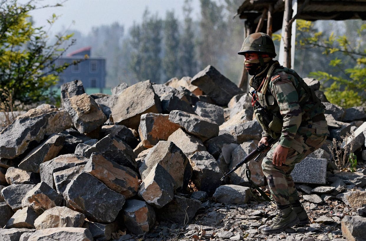 ENCOUNTER BETWEEN ARMY AND TERRORISTS UNDERWAY IN PULWAMA