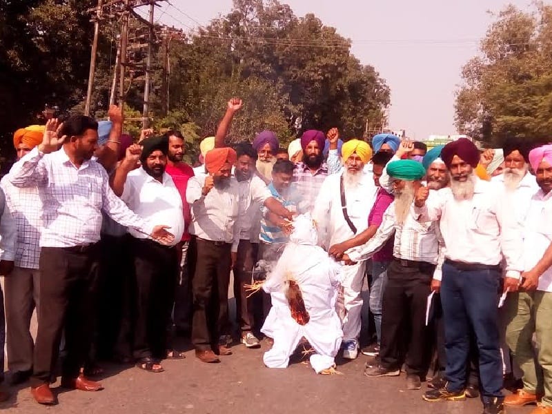 protest, powercom worker protest, gurdaspur protest, protest against chairman, amritsar