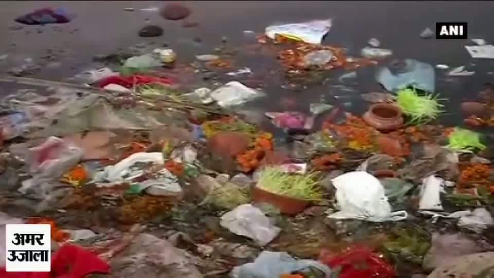 नदी के किनारे फैली गंदगी