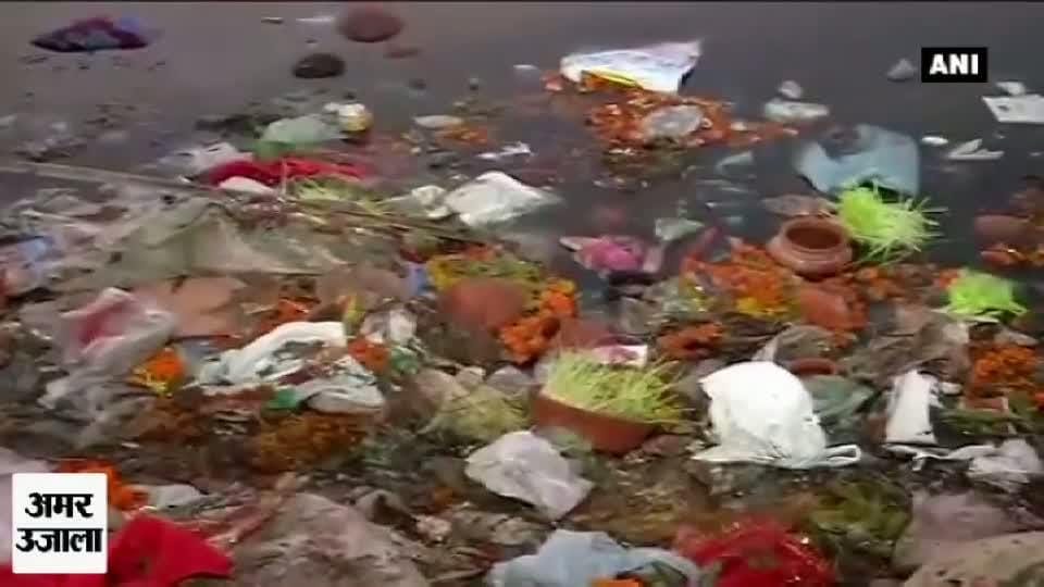 नदी के किनारे फैली गंदगी