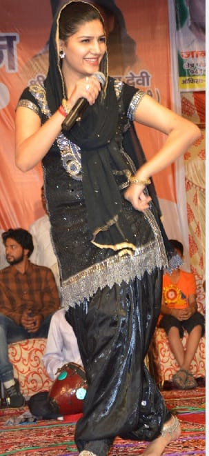 Sapna only uncontrollable fan coming on stage, danced guns guarded