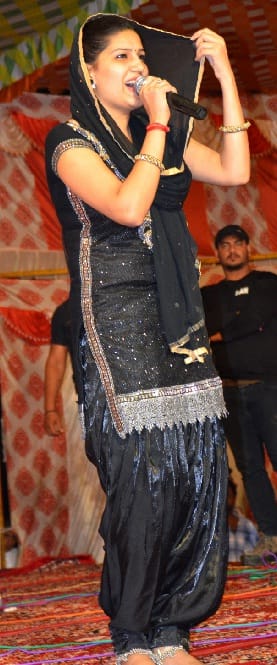 Sapna only uncontrollable fan coming on stage, danced guns guarded
