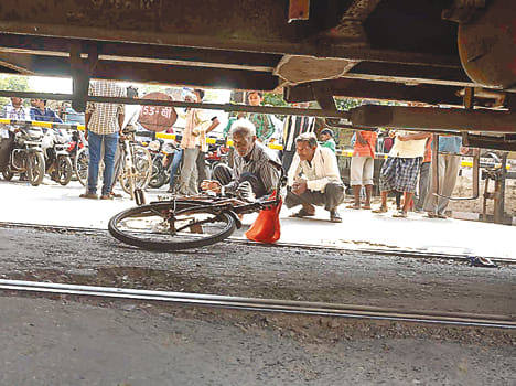 Loader broken by the impact of the railway gate, jam