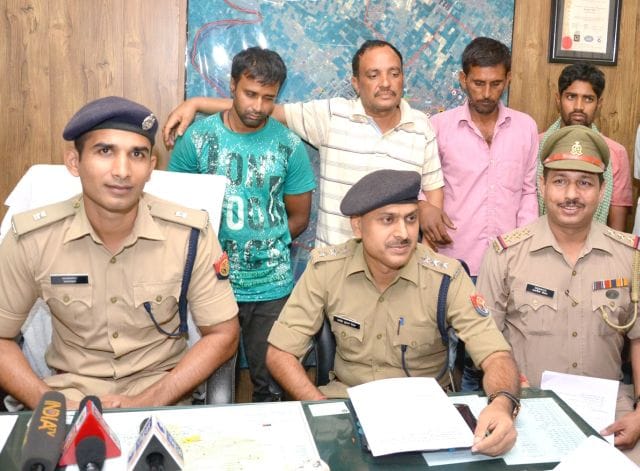 Garments four highway robbers truck full of robbers arrested