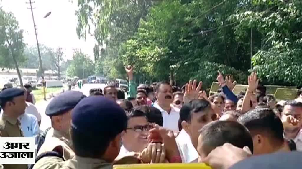 देहरादून राजभवन प्रोटेस्ट