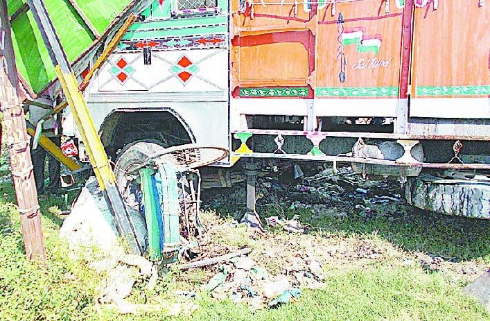 Truck collision injured rickshaw driver