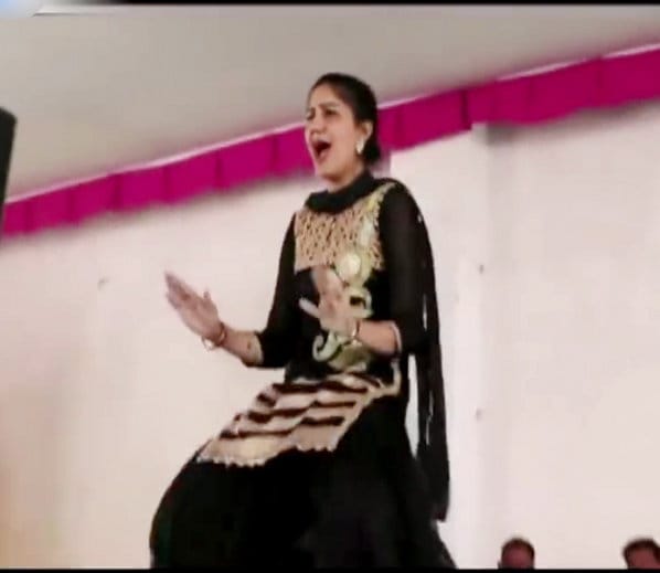 haryanvi singer sapna chaudhary first dance performance on stage after suicide attempt