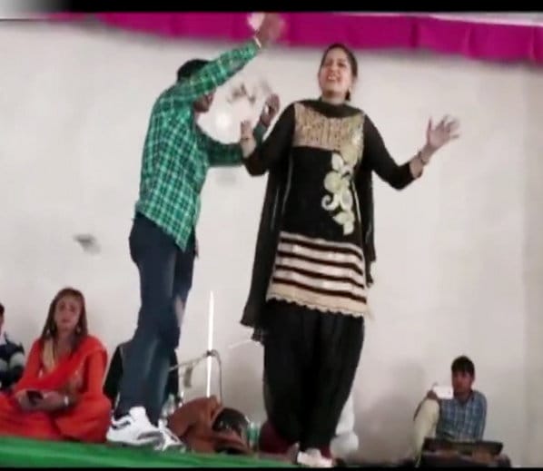 haryanvi singer sapna chaudhary first dance performance on stage after suicide attempt