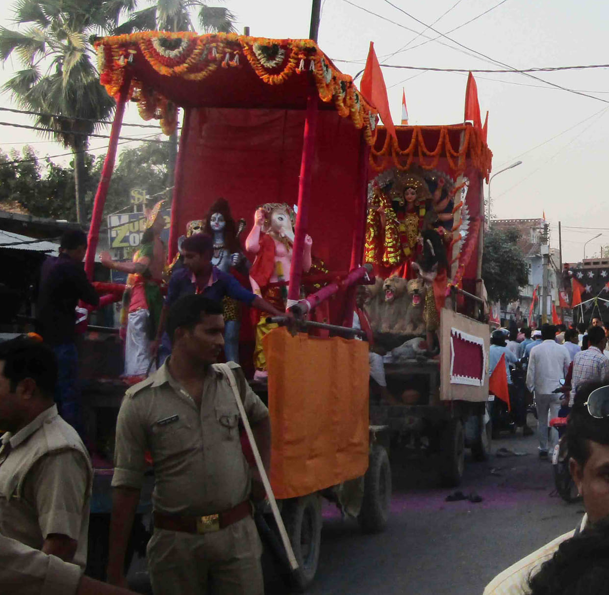 The immersion of idols of fanfare