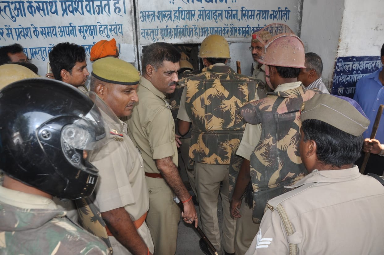 Captive guard are also became agaunst jailer