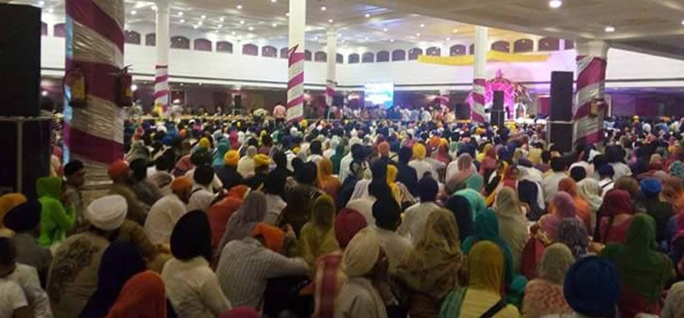 kejriwal reaches Gurudwara Rakabganj ,in midnight with wife without any security