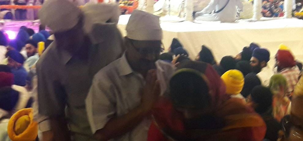 kejriwal reaches Gurudwara Rakabganj ,in midnight with wife without any security