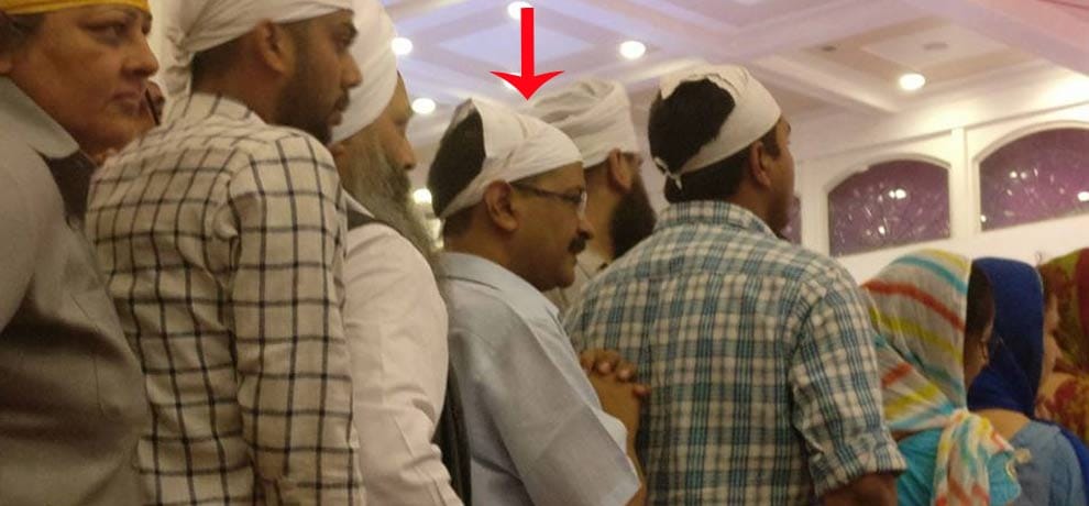 kejriwal reaches Gurudwara Rakabganj ,in midnight with wife without any security
