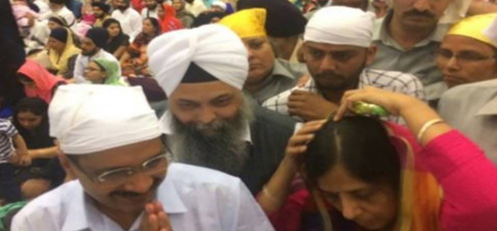 kejriwal reaches Gurudwara Rakabganj ,in midnight with wife without any security