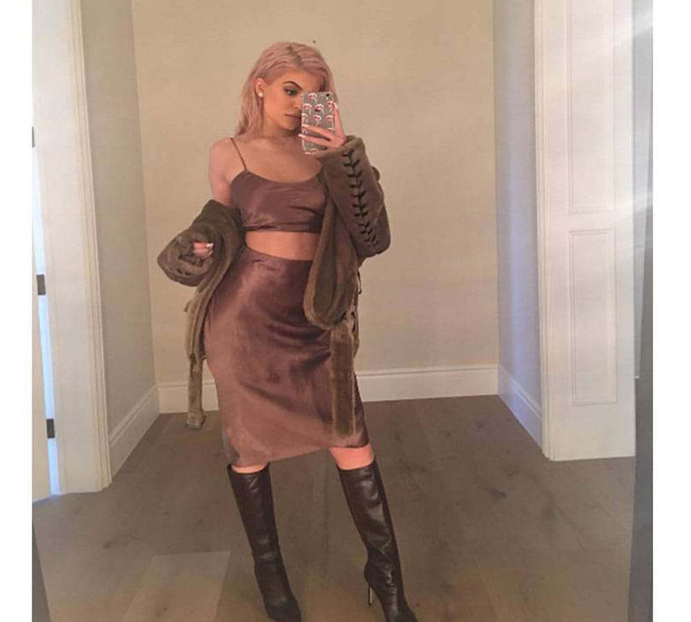 kylie jenner share her topless photo on social media