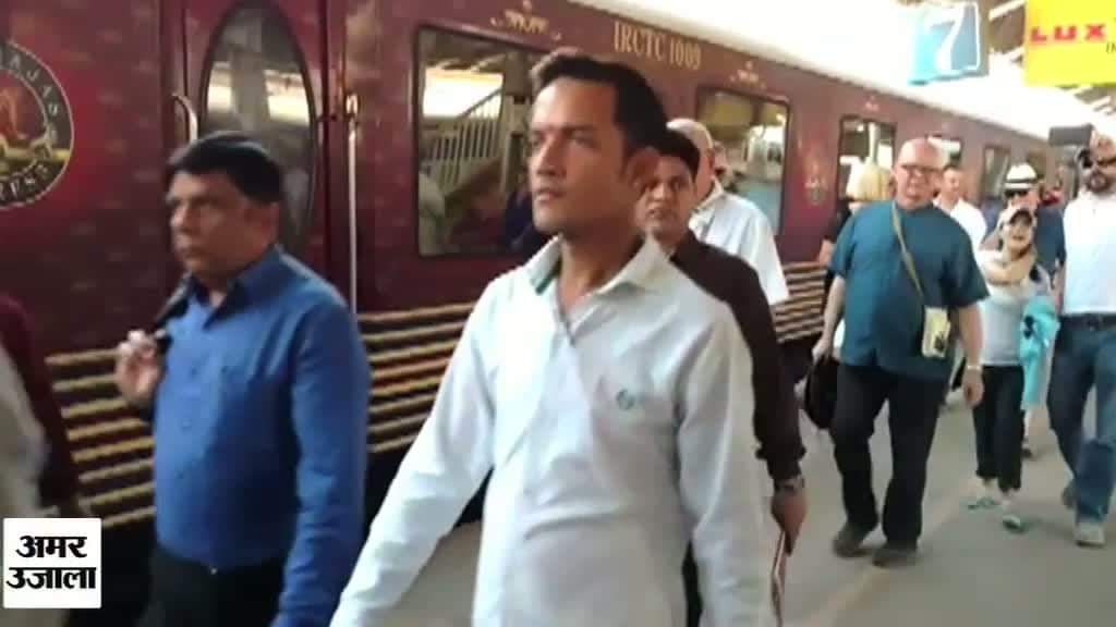 वाराणसी पहुंची महराजा एक्सप्रेस 