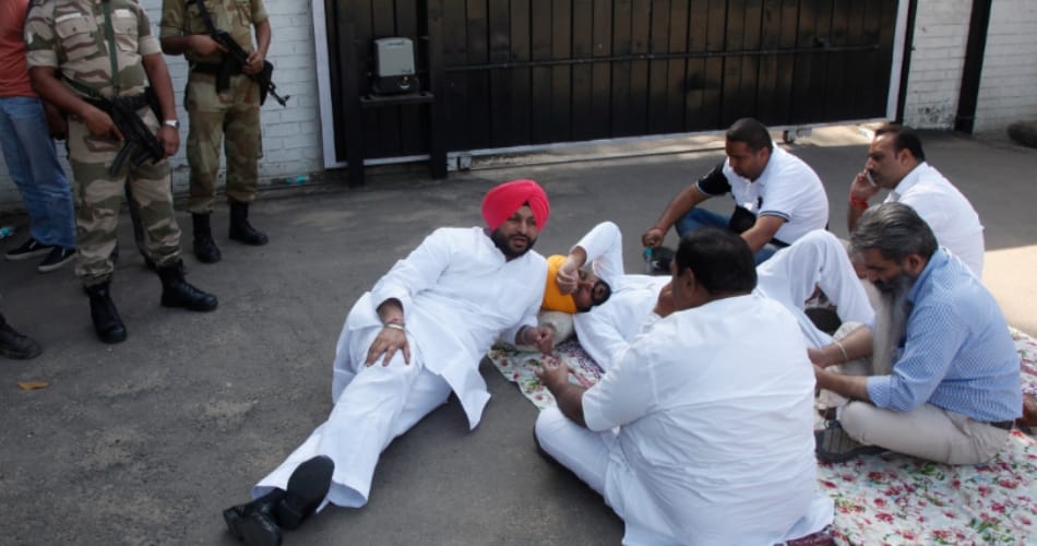 congress mla protest outside cm badal house against police enquiry in akali congress clash