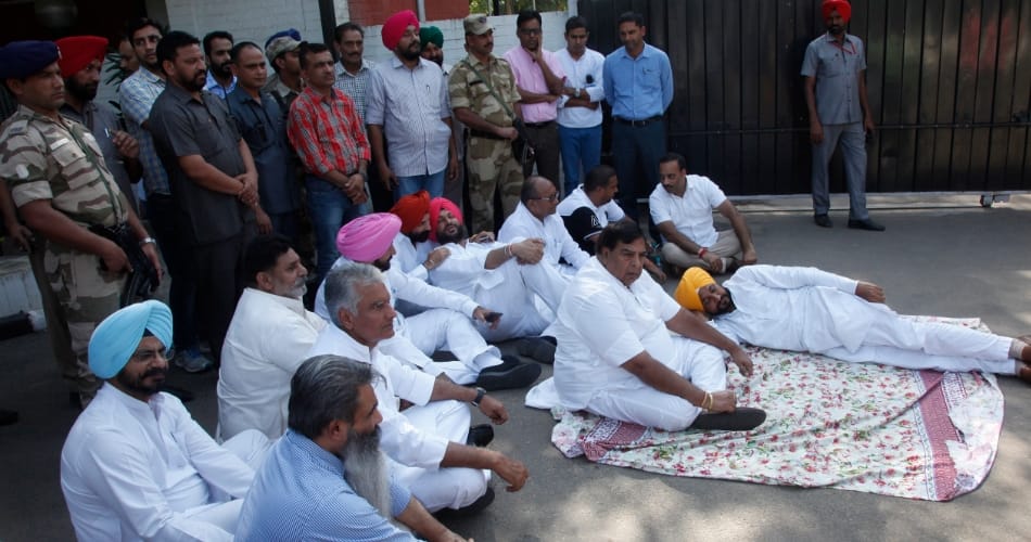 congress mla protest outside cm badal house against police enquiry in akali congress clash