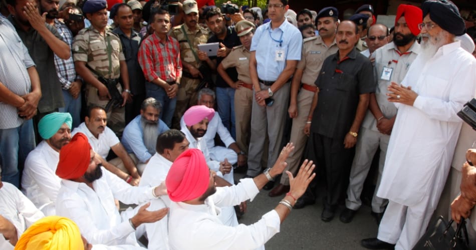 punjab congress mla spent night on protest outside cm badal house against police enquiry