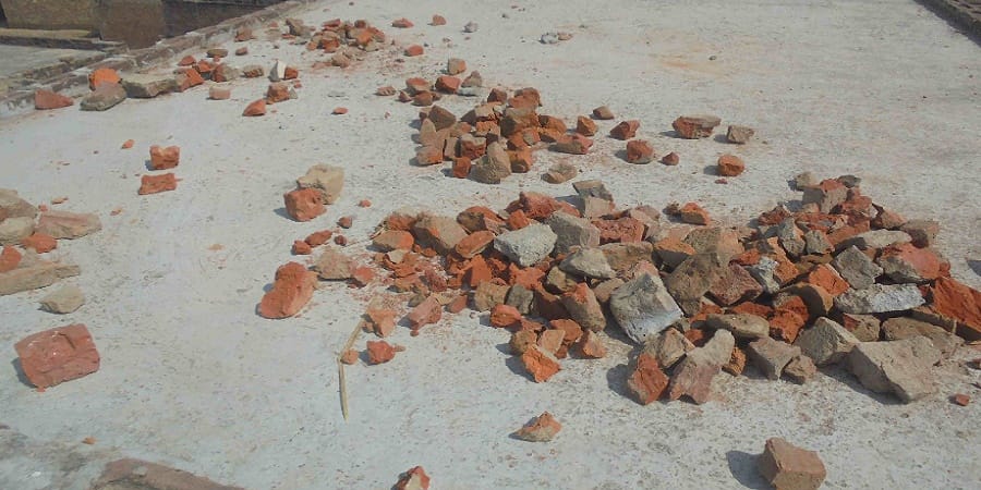 Stones during the procession, 10 injured