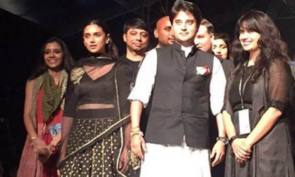disha patani walks the ramp in amazon india fashion week 2016