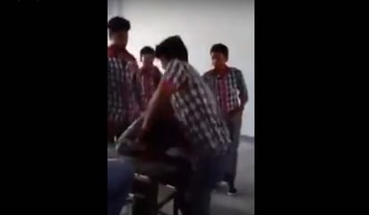 video got viral in which student beaten in bihar by group of students