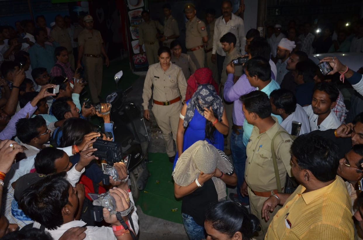   Raid on hookah bar in dehradun