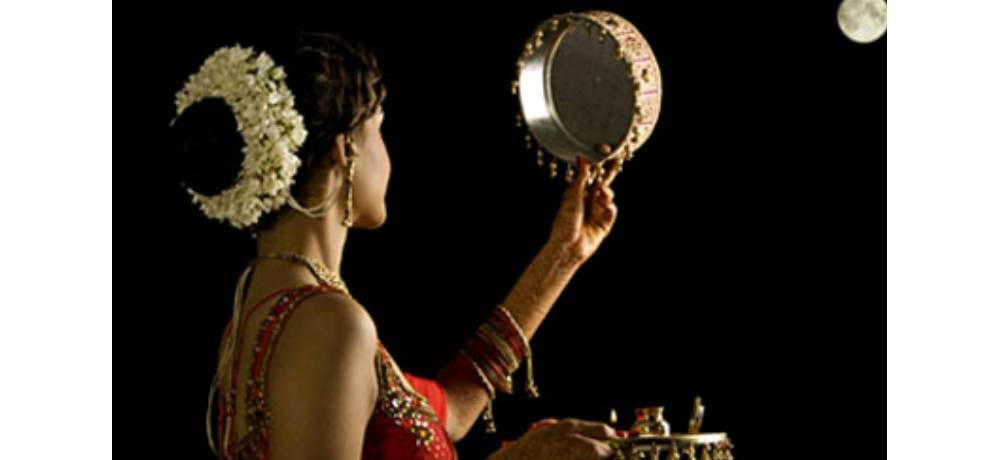 karva chauth 2017 wife give gift to husband
