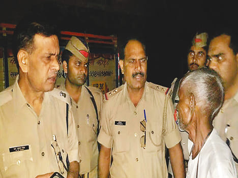 at gun shot sarafa  was looted lakhs of rupees