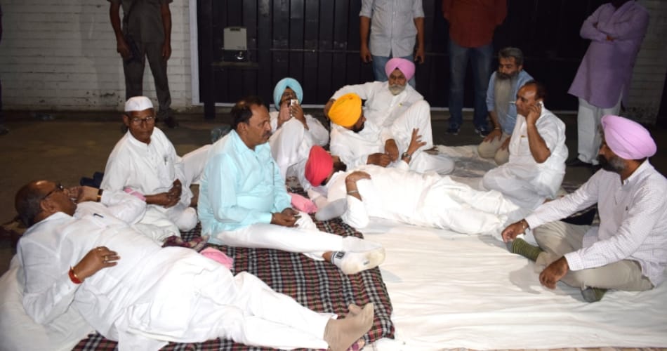 punjab congress mla spent night on protest outside cm badal house against police enquiry