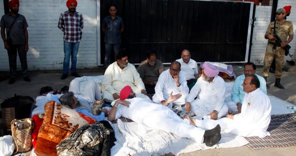 punjab congress mla spent night on protest outside cm badal house against police enquiry