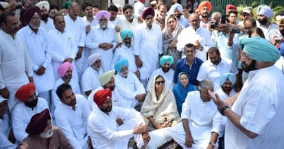 captain amrinder singh joined congress mla protest outside cm house and did big announcement